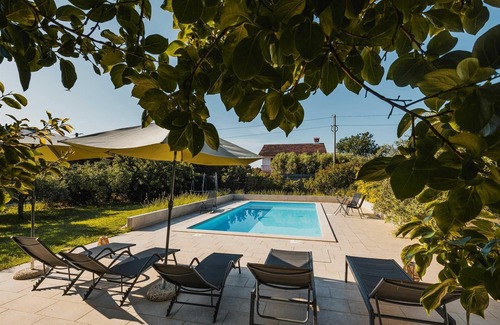 Kastel Casa | Encantadora villa con piscina y entretenimiento al aire libre para hasta 6 huéspedes