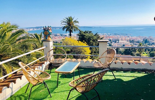 Golfe Juan Villa | Encantadora casa con impresionantes vistas al mar y magnífica piscina con aire acondicionado.