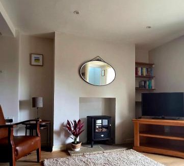 Stamford Apartamento | Charming Village Cottage with Parking