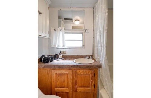 Yuma Casa | Charming Vintage Park Model - steps to pool, 55+