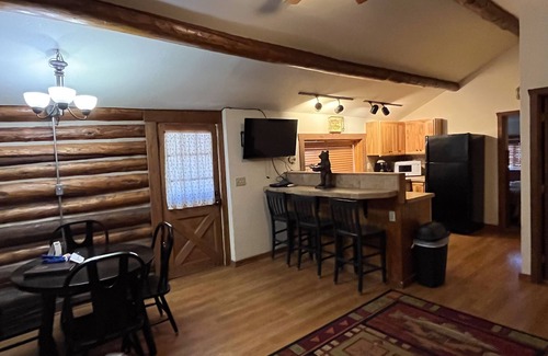 Almont Cabina | Charming "Vintage" Style Mountain Cabin Under the Pines