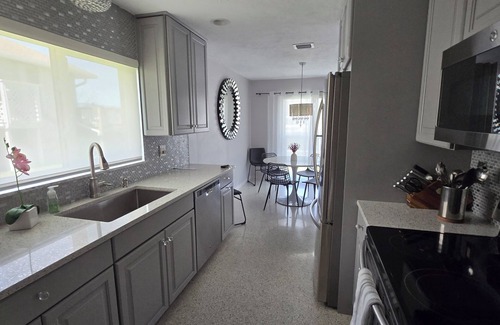 Palmetto Casa | Charming Water Front 2-Bedroom Home in quaint Palmetto FL.