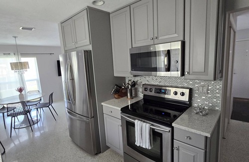 Palmetto Casa | Charming Water Front 2-Bedroom Home in quaint Palmetto FL.