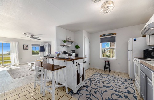 El Lago Casa | Charming water view bungalow.