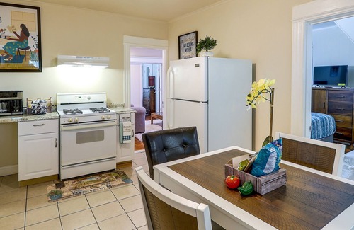 Waterbury Apartamento | Charming Waterbury Gem w/ Smart TVs Near Skiing!