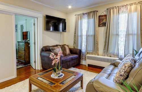 Waterbury Apartamento | Charming Waterbury Gem w/ Smart TVs Near Skiing!