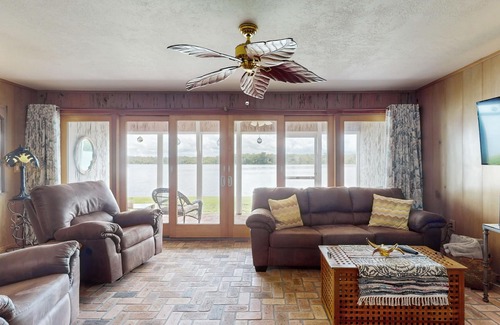 Welaka Condominio | Charming waterfront condo with marina access, pool, A/C, WiFi