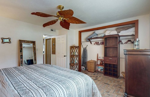 Welaka Condominio | Charming waterfront condo with marina access, pool, A/C, WiFi