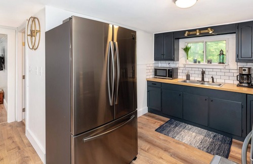 Lochmere Casa | Charming Waterfront Home on Silver Lake - Sleeps 4 - Private Beach
