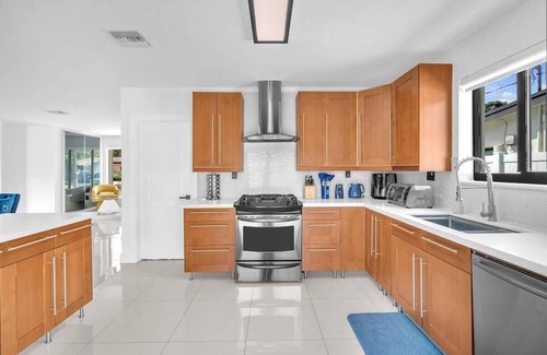 Ojus Casa | Charming Waterfront in Aventura | Stunning Stay