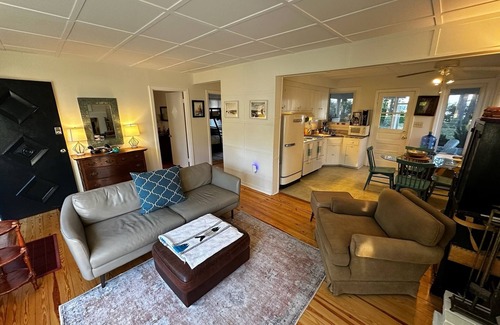 Dutton Cabaña | Charming Waterfront 2-bedroom cottage with AC, WiFi and boat parking