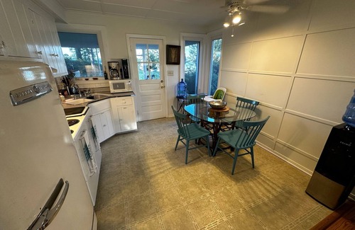 Dutton Cabaña | Charming Waterfront 2-bedroom cottage with AC, WiFi and boat parking