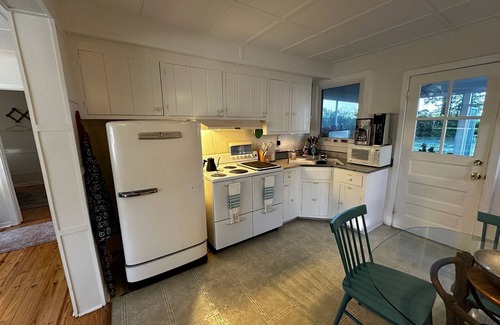 Dutton Cabaña | Charming Waterfront 2-bedroom cottage with AC, WiFi and boat parking