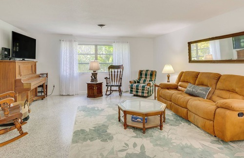 Greenacres Casa | Charming West Palm Beach Home w/ Private Yard!