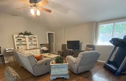 Center Moriches Casa | Charming Windmill House