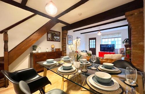 Windsor City Centre Casa | CHARMING WINDSOR COTTAGE, INCREDIBLE Location, Castle Doorstep
