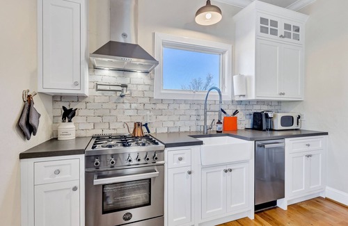 St. Helena Casa | Charming Wine Country Cottage Close to Downtown