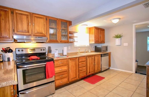 Goldenrod Casa | Charming Winter Park Fully Furnished & Pet Friendly Farmhouse Bungalow