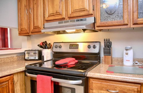 Goldenrod Casa | Charming Winter Park Fully Furnished & Pet Friendly Farmhouse Bungalow