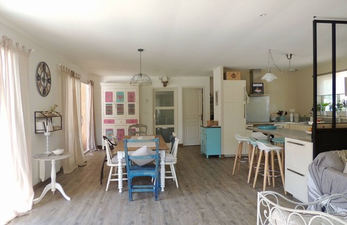 Leon Villa | Encantadora villa de madera nueva en el bosque, tranquila, cerca del lago, playas y golf