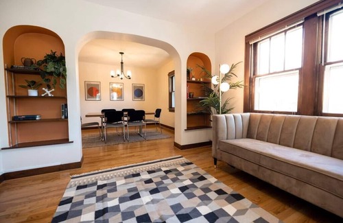 East Central Casa | Charming3Bdrm ●Great Location ●Award Winning Beds