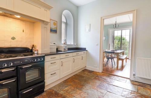 Bridport Cabaña | CHARMOUTH LODGE, pet friendly, character holiday cottage in Charmouth