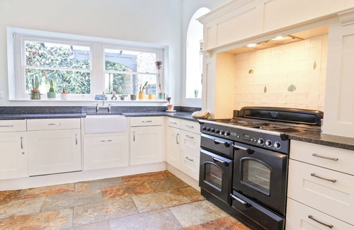 Bridport Cabaña | CHARMOUTH LODGE, pet friendly, character holiday cottage in Charmouth