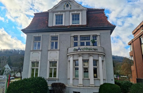 Hamelin Apartamento | Charysma - Jugendstil trifft Moderne, Schlafzimmer mit Smart-TV, Tischfussball, Darts, Parkplatz