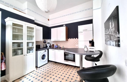 Hamelin Apartamento | Charysma - Jugendstil trifft Moderne, Schlafzimmer mit Smart-TV, Tischfussball, Darts, Parkplatz