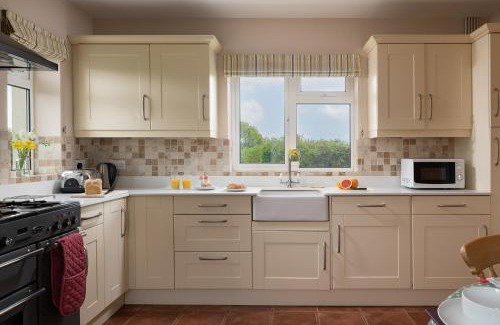 Kenilworth Casa | Chase Lodge, Kenilworth, Family Sized Cottage With free Wifi