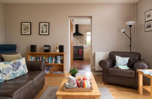 Kenilworth Casa | Chase Lodge, Kenilworth, Family Sized Cottage With free Wifi
