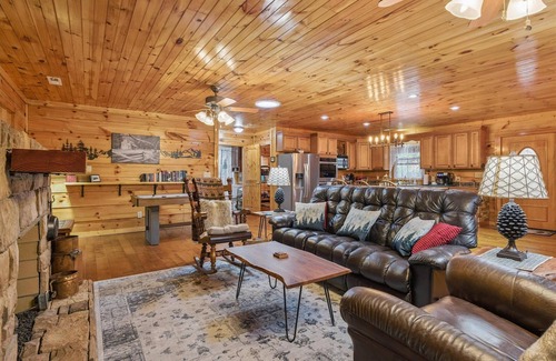 Gatlinburg - Pigeon Forge Cabina | Chasing Cubs Cabin by Beyond Expectations