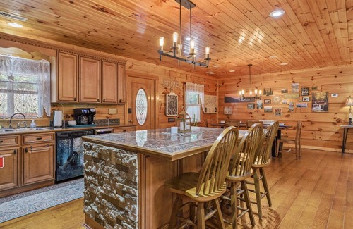 Gatlinburg - Pigeon Forge Cabina | Chasing Cubs Cabin by Beyond Expectations