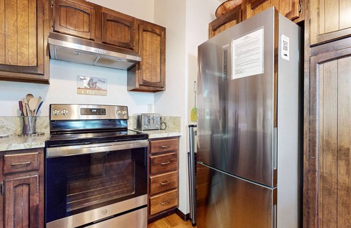 Mammoth Lakes Condominio | Chateau Blanc 25 Cozy with Gorgeous Mountain Views, On the Shuttle Route, by RedAwning