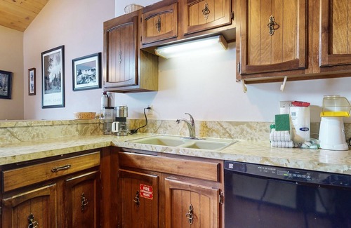 Mammoth Lakes Condominio | Chateau Blanc 25 Cozy with Gorgeous Mountain Views, On the Shuttle Route, by RedAwning