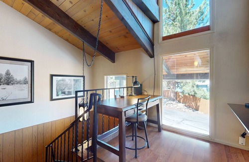 Mammoth Lakes Condominio | Chateau Blanc 25 Cozy with Gorgeous Mountain Views, On the Shuttle Route, by RedAwning