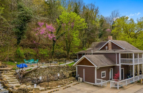 Eureka Springs Historic District Cabaña | Chateau Cottage - Entire Chateau