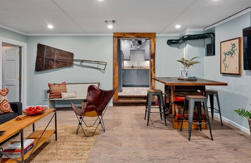 Eureka Springs Historic District Cabaña | Chateau Cottage - Entire Chateau