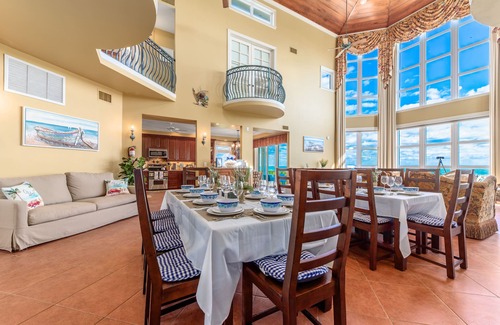 Jensen Beach Casa | Chateau de la Mer: 8BR / 6BA Florida Beachfront Estate w / heated PISCINA y ascensor