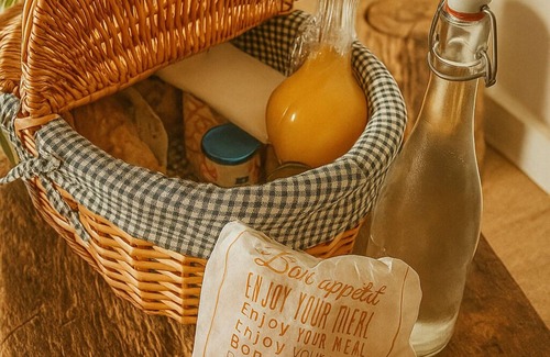 Teloche Cama Y Desayuno | Château de Posset: the De Breslay loft, close to the 24 Hours of Le Mans circuit