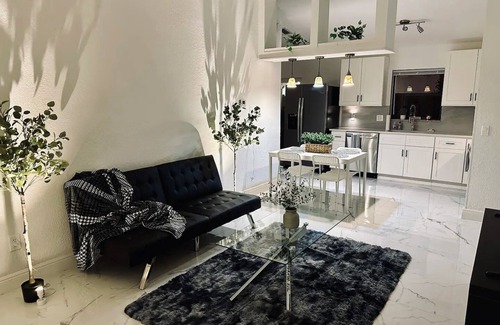 Delray Beach Casa | Chateau Guest House, Delray Beach. Modern 3 king bed oasis just off Atlantic Ave