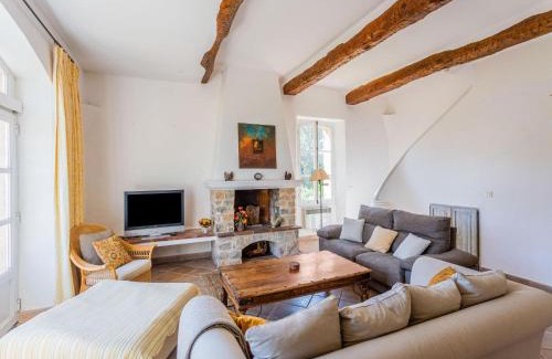 Lorgues Casa | Chateau in Lorgues with Pool & Vineyard Views