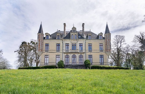 Dangeul Villa | Refugio en un castillo del siglo XIX con piscina