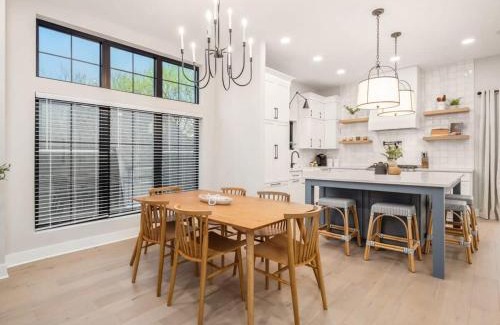 Merion Village Casa | Chateau in the Village - Brand New 3BD 5BA