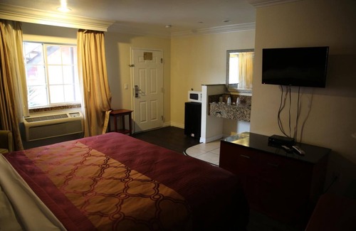 Downey Hotel | Chateau Inn and Suites