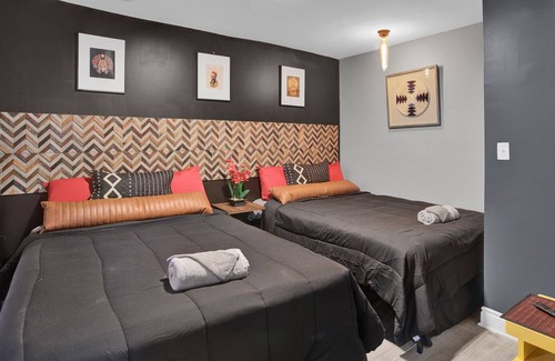 Bronzeville Condominio | Chateau Noir - Eclectic 2 BR / 2 BA Condo in the ♥️ of Bronzeville