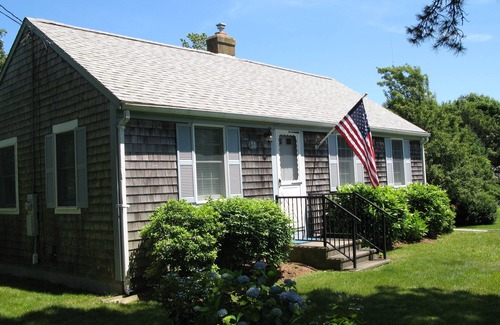 West Chatham Casa | Chatham asequible! Hogar limpio, perfecto para viajes a la playa o relajarse al aire libre.