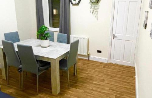 Chatham Casa | Chatham Home - Sleeps 6 - Close to Station - Wifi