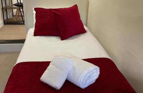 Chatham Casa | Chatham Home - Sleeps 6 - Close to Station - Wifi