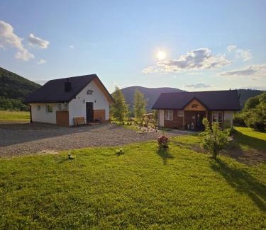 Uscie Gorlickie Complejo | Chatka Niedźwiadka domki w górach z sauną i jacuzzi Beskid Niski